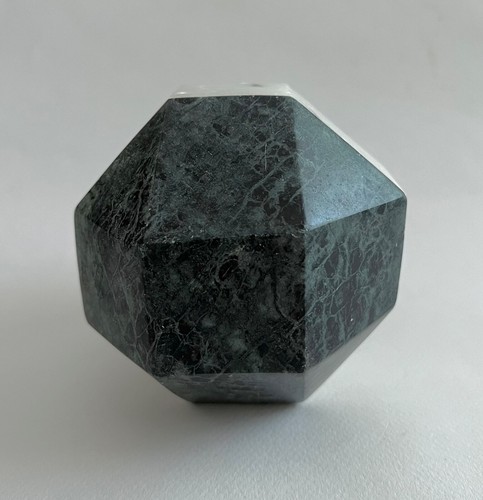 26 Facettenreiche minimalistische Marmorskulptur (4 Pfund) - Bild 10 von 17