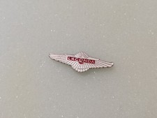 Badge Pin Spilla distintivo LAGONDA ASTON MARTIN Car Grill Logo Auto Motor 