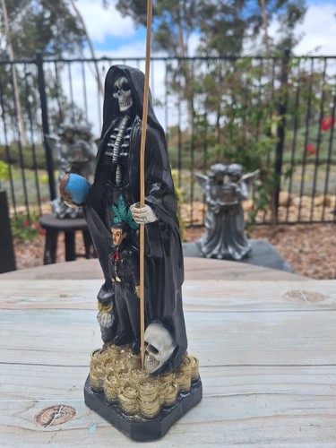 Santa Muerte y Jesús Malverde Color Negro Talla 12"X5" / Estatua de la Santa Muerte - Imagen 7 de 10