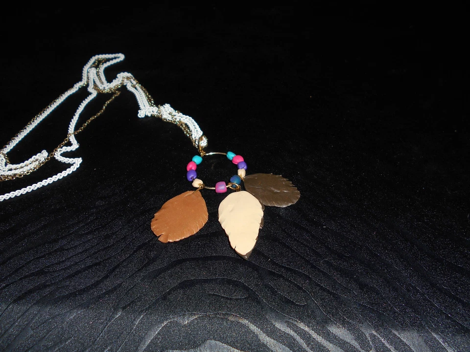 Pingente de argila de penas falsas em círculo com argila. Contas em correntes brancas e douradas - Imagem 3 de 4