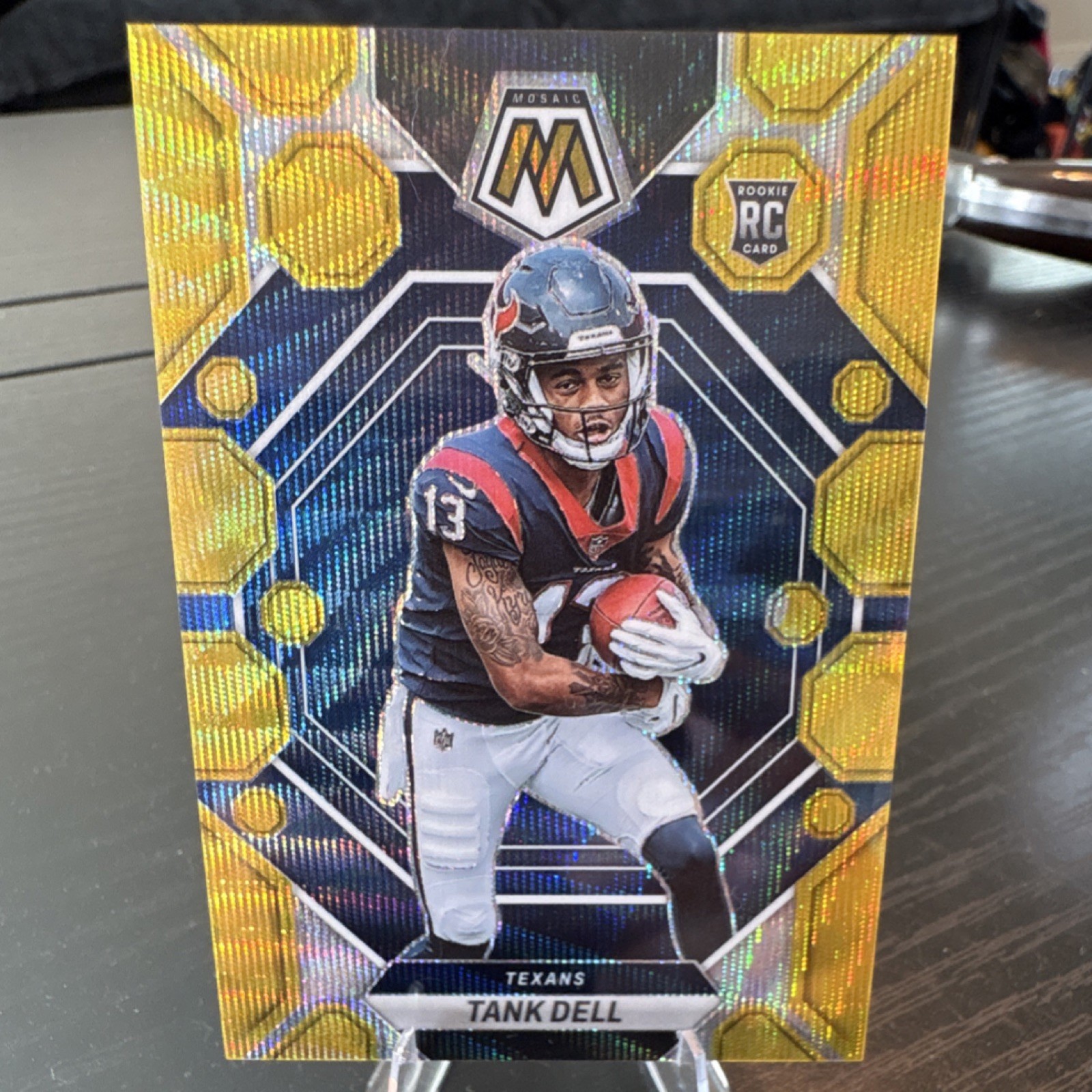 2023 Panini Mosaic - Rookies Tank Dell #352 Gold Wave Mosaic Prizm /17 (RC)