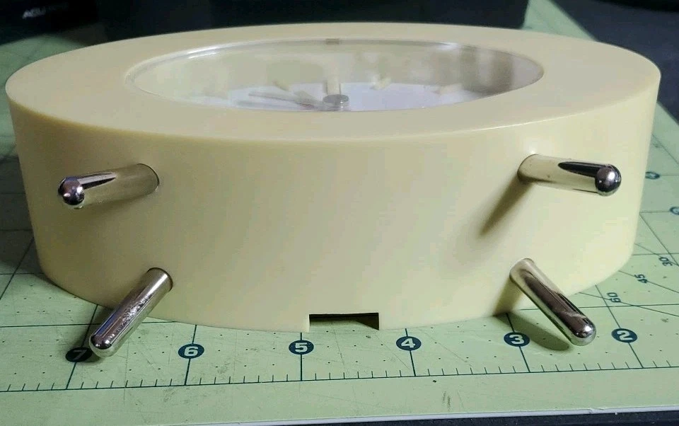 Moderno Reloj Despertador Crema Era Espacial Vintage Cuarzo Japonés Acción. Foto 4 de 4