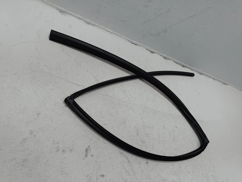 Sello de canal de funcionamiento de vidrio para ventana lateral del pasajero trasero Toyota Rav4 2019-2025 OEM Foto 2 de 4