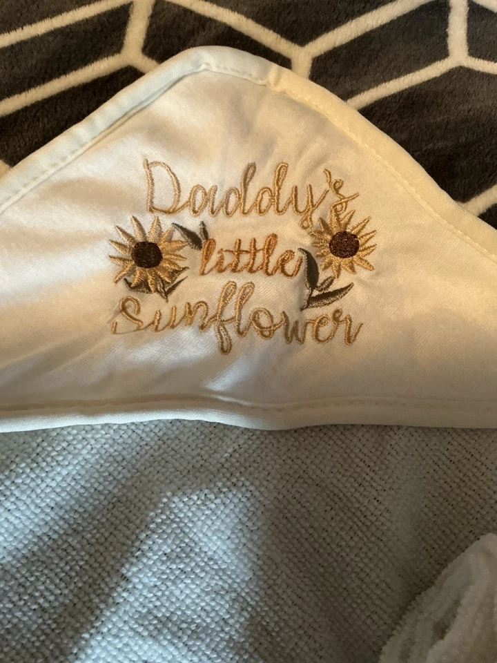 Juego de toallas de baño para bebé Kyle & Deena Daddy’s Little Sunflower Foto 3 de 4