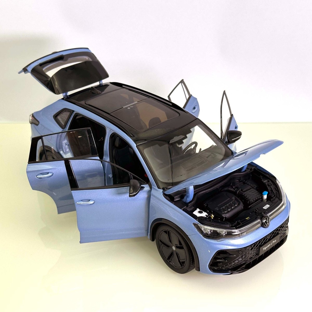 1:18 SAIC Volkswagen Tiguan L PRO Blue 2024 Diecast Metal