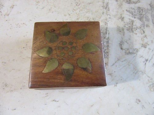 Wood trinket box with leaf pattern brass inlay - Picture 1 of 8