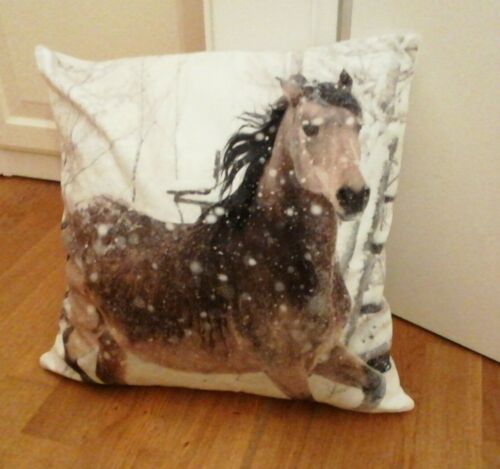 Kissen /Kissenbezug (Pferd im Schnee) (ca. 45 x 45 cm)  (Waschbar)  - Bild 1 von 8