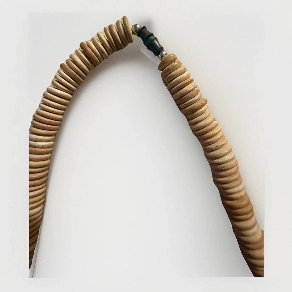 Collar grueso de madera natural y concha de coco de colección declaración boho Foto 3 de 4