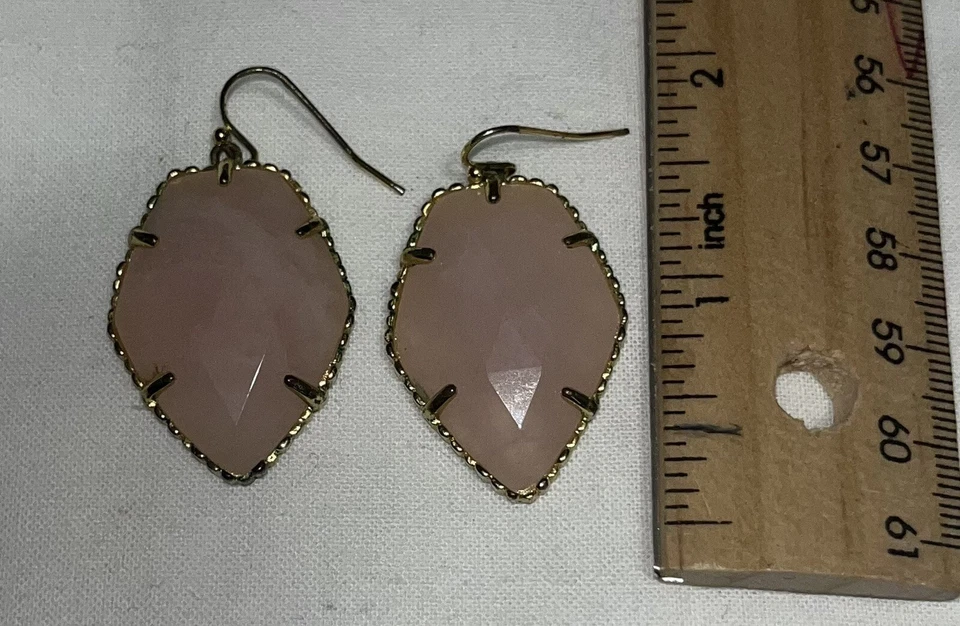 Pendientes colgantes Kendra Scott de cuarzo rosa, tono dorado Corley Foto 2 de 4
