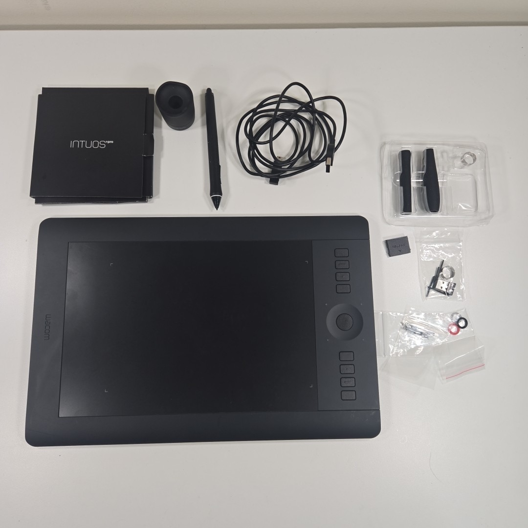 【美品】Wacom Intuos Pro PTH-651 Mサイズ フルセット Wacom PTH-651 Intuos Pro Medium Creative Pen & Touch Tablet w