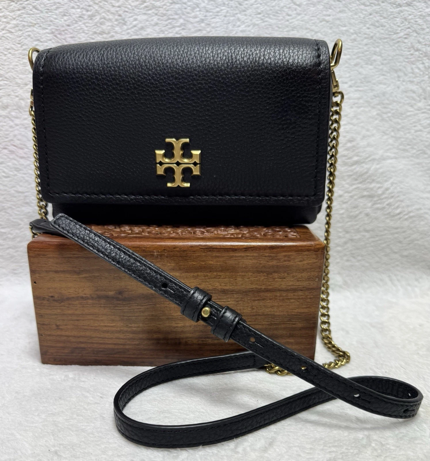Borsa a tracolla Tory Burch Thea pieghevole in pelle nera oro ottone hardware usata in ottime condizioni
