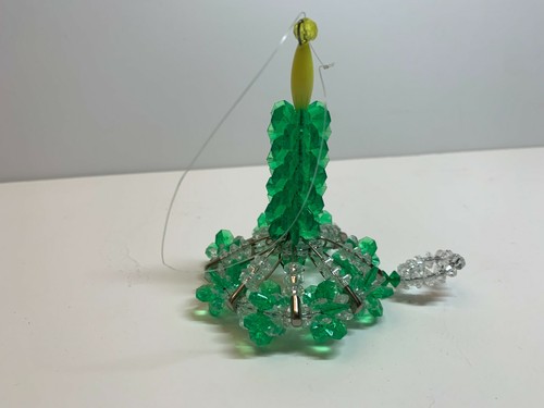 Pin de seguridad vintage hecho a mano con cuentas candelabro adorno de Navidad verde amarillo - Imagen 4 de 4