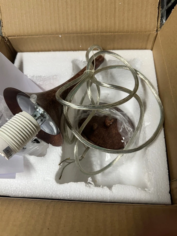 Mini colgante Woodbridge Lighting Alicia de 1 luz de acero y vidrio en LED de nogal/ópalo Foto 4 de 4