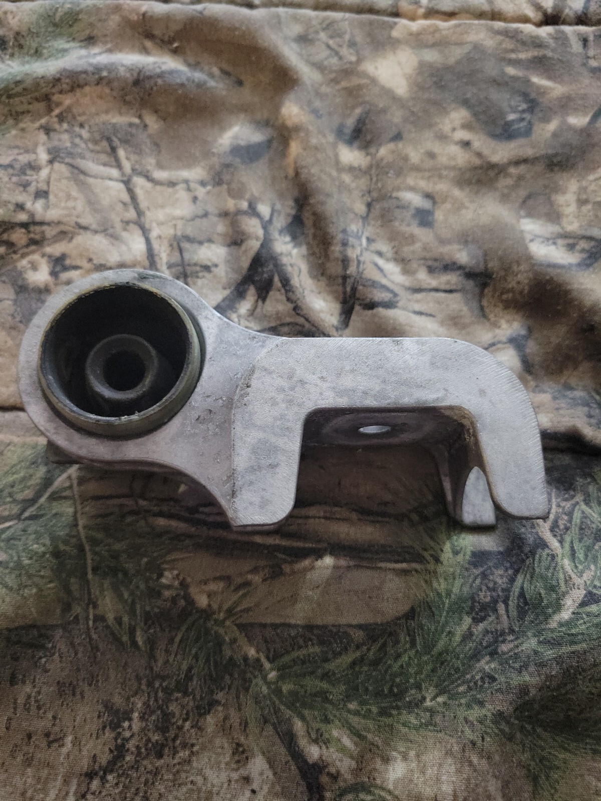 Genuine GM Muffler & Pipe Hanger 84524029 eBay