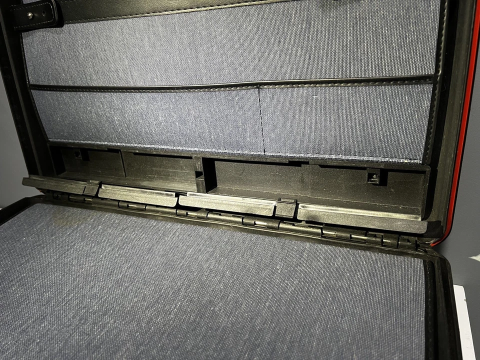 Vintage Delsey club Briefcase with Key 48x34x12 work case document box - Image 4 of 4