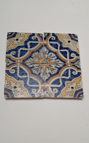 Lote de cuatro azulejos Siglo XVI. Pintados a mano. - Foto 3 di 3