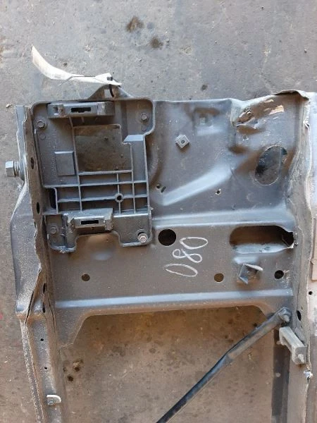 Soporte núcleo radiador 96-00 camioneta Chevrolet 2500 15149287 Foto 4 de 4