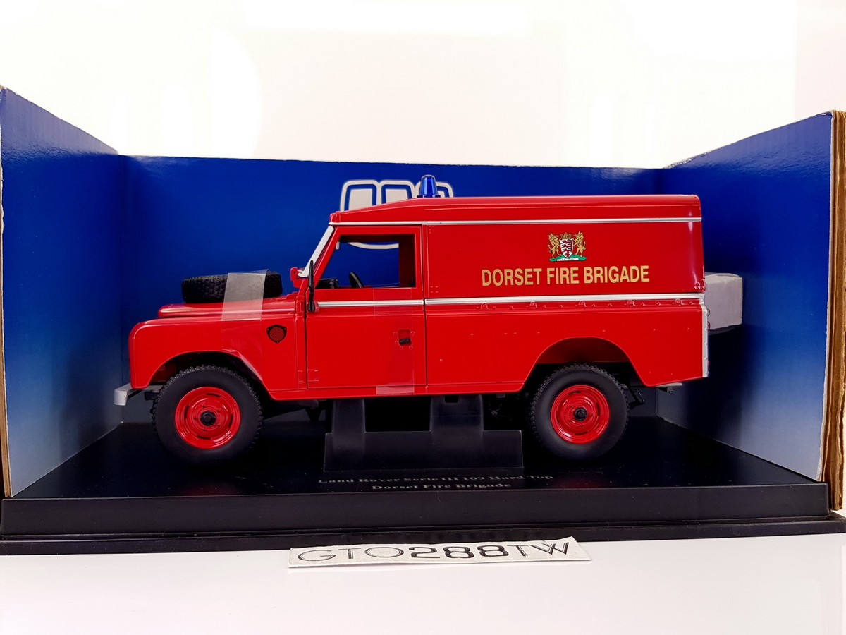 Universal Hobbies(UH) 1:18 Land Rover Serie III 109 Hard Top