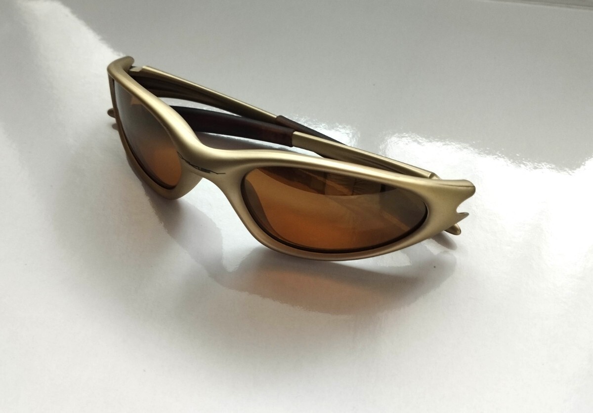 OAKLEY MINUTE レトロ Oakley Minute 1.0 – Iconic X-metal Silver Wraparound