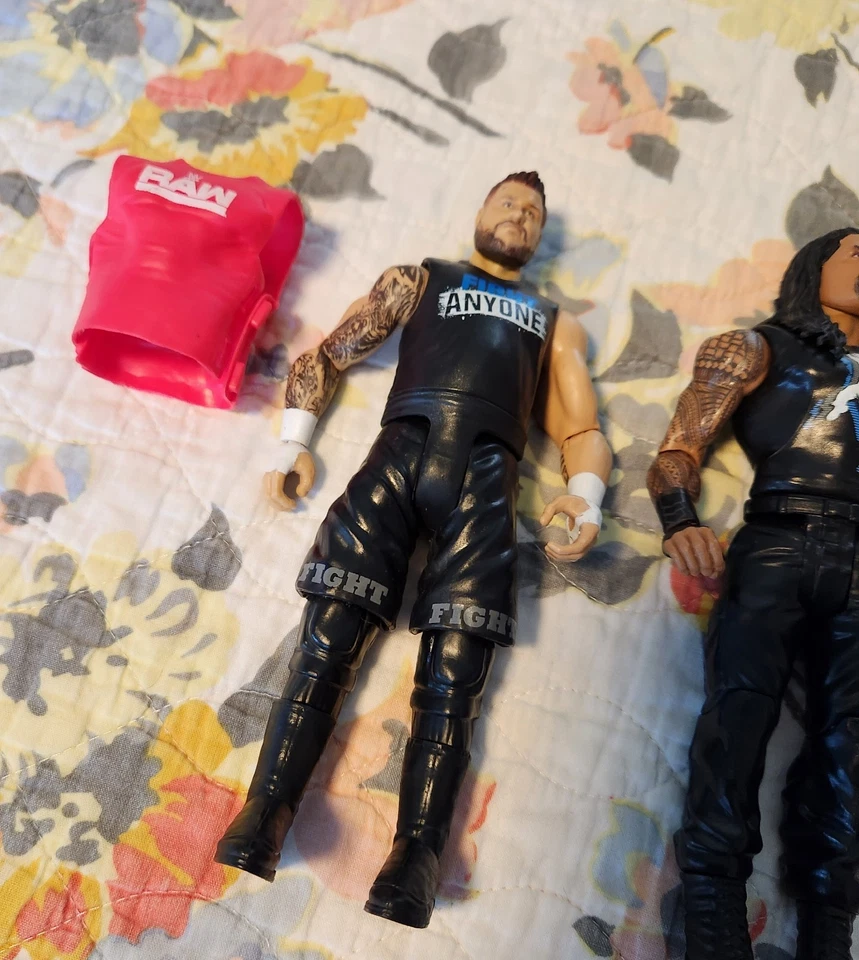 LOTE de 3 figuras Mattel WWE con accesorios The ROCK Roman Reigns Kevin Owens Foto 2 de 4