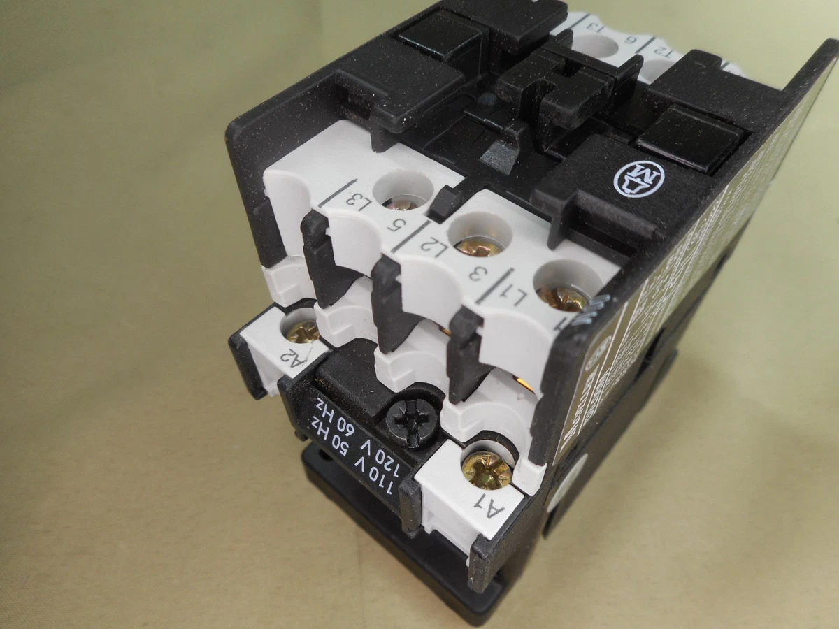 MOELLER DIL00M 120V relay (NIB)