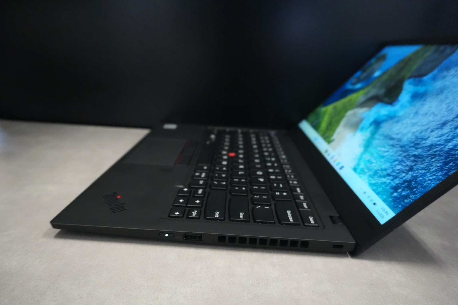 Lenovo ThinkPad X1 Carbon Gen 8, 14-Inch Laptop, with Intel Core i7-10510U 10th Gen., 1 TB SSD (Solid State Drive), Windows 11 Pro