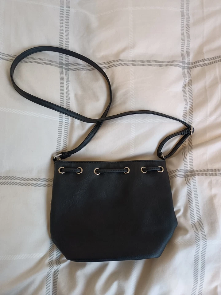 BNWOT Black White Tan Check Crossbody Bucket Bag Adjustable Strap - Image 4 of 4