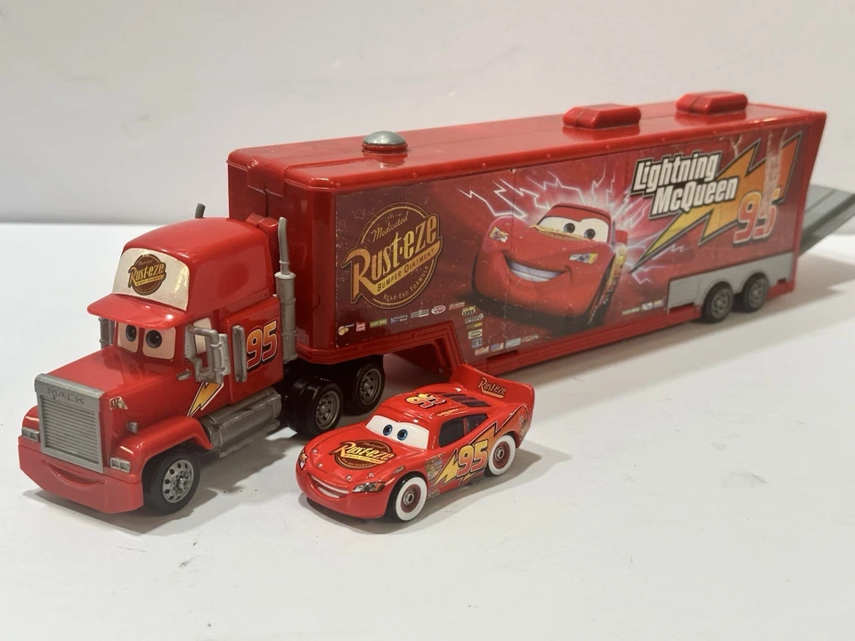 Disney Pixar Mack Superliner Hauler juego de lavado de autos Lightning McQueen + remolque Foto 2 de 4