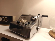 OLIVETTI SUMMA PRIMA 15 ADDING MACHINE. SILVER METAL. MARCELO NIZZOLI DESIGN 50s