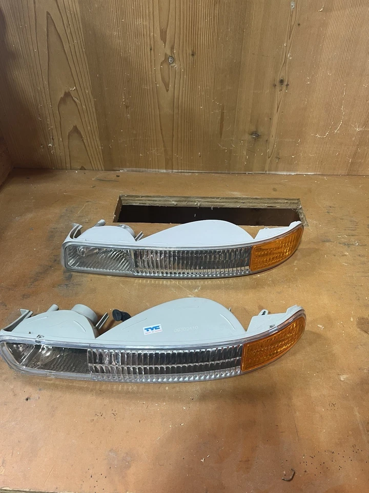 Sierra 2500 HD 1999-2007 pasajero luz de cabeza derecha OEM 15850352 Foto 3 de 4