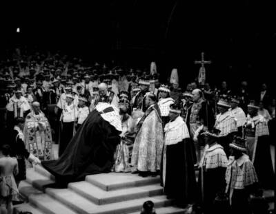 Queen Elizabeth II receives homage husband Duke Edinburgh duri- 1953 Old Photo