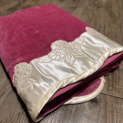 Vintage The Avanti Look Lux Collection Pink Bath Towel w/ Embroidered Accent
