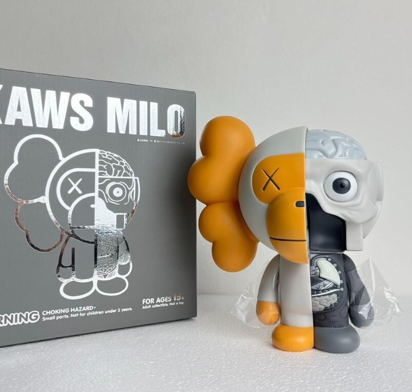 A BATHING APE OriginalFake KAWS MILO Human Body Model Figure
