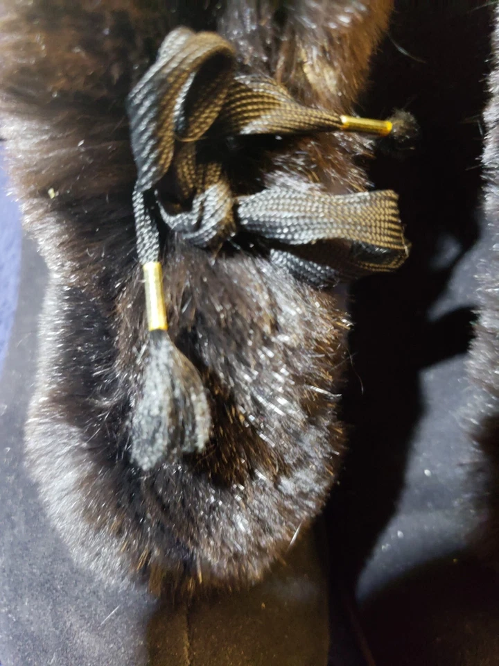 Botas de tacón de gamuza negras con cordones Pom Pom puños de piel sintética  Foto 2 de 4