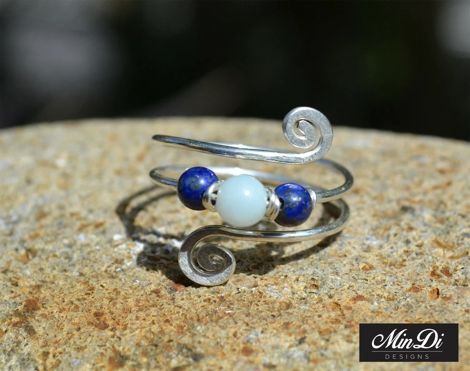 Anello a filo regolabile in argento sterling fatto a mano con lapislazzuli e ... - Immagine 2 di 4