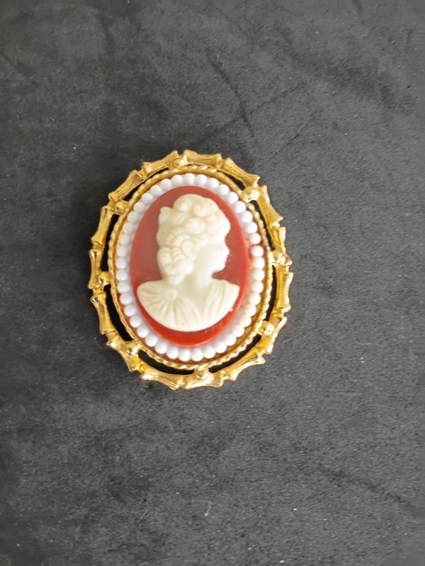 1950s Vintage Gold Tone Cameo Brooch/Pendant