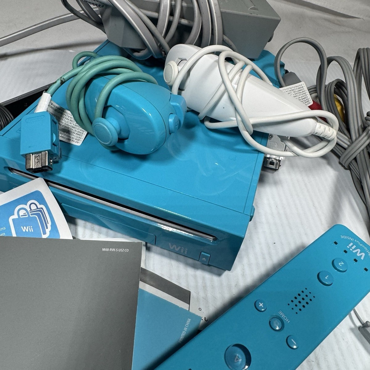 Nintendo Wii Limited Edition Blue Console (2 Remotes, 2 Nunchucks