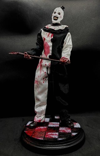 Terrifier 2 - Art the Clown 1/6 Custom Figure w. Accessories and Base - Picture 5 of 12