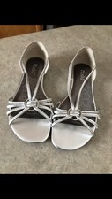 Women's Mudd Shiloh Flats/Sandals size 9M worn once EUC