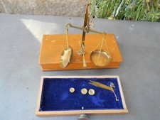Ancienne petite balance à trébuchet pour pharmacien ou horloger.