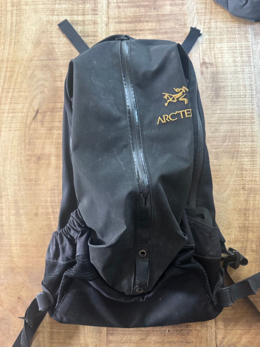 Arc'teryx Arro 22 Backpack Fall 2015 Black / 24K Gold Used