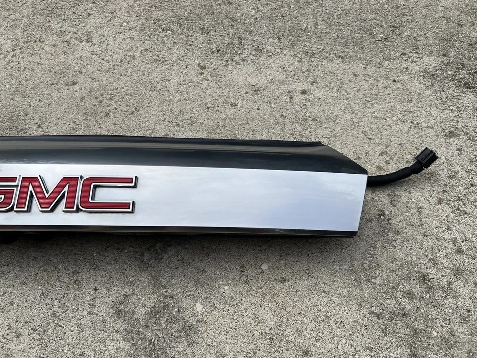 Decoración de puerta trasera genuina OEM usada para modelos GMC Terrain 2016-2017 Foto 3 de 4