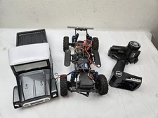TEAM ASSOCIATED TOYOTA LANDROVER   RC TRUCK WITH TRANSMITTER   VINTAGE