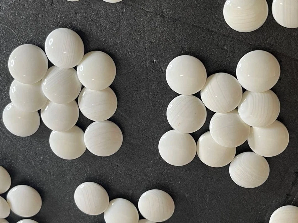 Japanese Vintage Goishi Go-Stone No.30 Genuine Clam White & Nachi Black Stone - Image 4 of 4