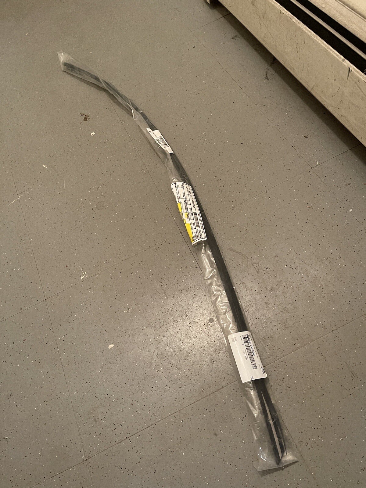 Hyundai OEM 13-15 Santa FE Front Door-window Molding Right  