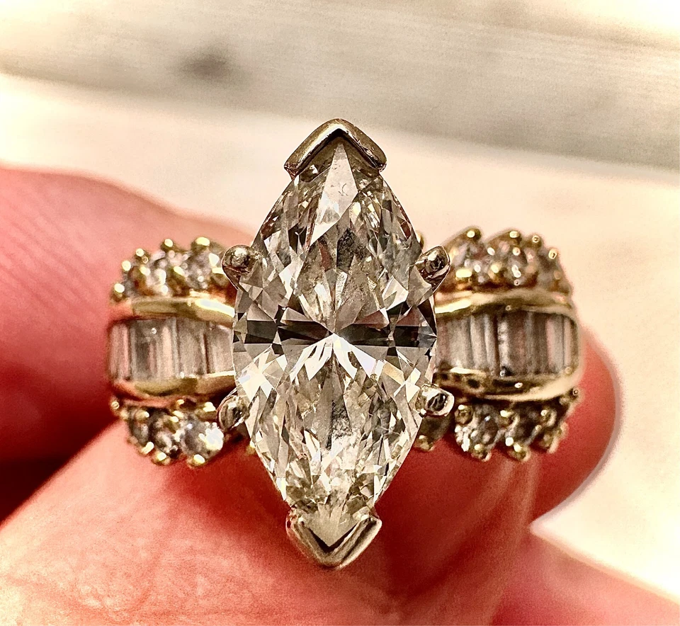 Anillo de compromiso de diamantes marquesa 1,30 quilates, banda de diamantes baguette, usado Foto 4 de 4