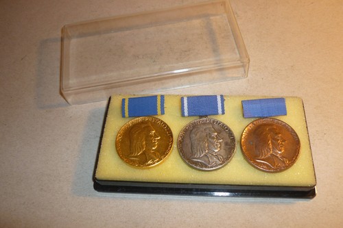 DDR Orden Joh. Heinr. Pestalozzi in Gold - Silber und Bronze im Etui ! - Bild 2 von 2