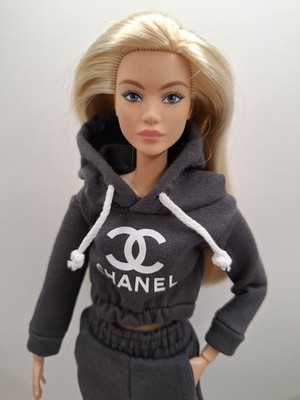   Grauer Loungewear Trainingsanzug für Barbie Puppen, Handarbeit.