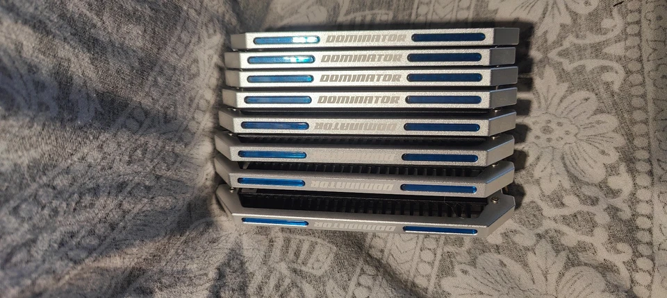 Kit de memoria RAM DDR4 Corsair CMD64GX4M8A2400C14 Dominator Platinum 64 GB (8x8 GB) Foto 2 de 4