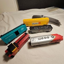Bachmann Santa Fe F9-A Diesel Locomotive 307 HO Gauge Model Train Set Trucks